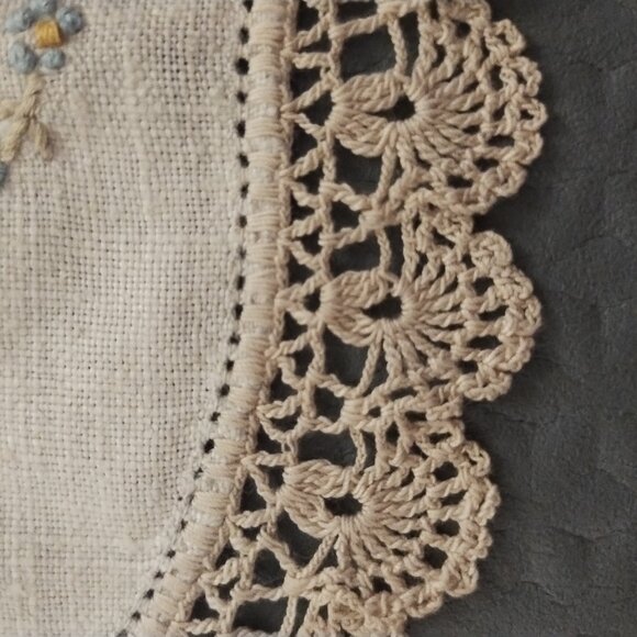 Vintage Embroidered Linen Crocheted-Edge Doily Boho Shabby Chic - Picture 9 of 10